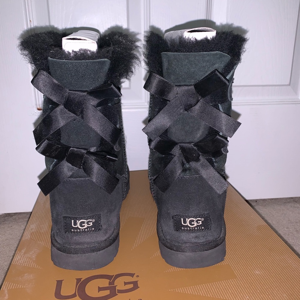 Black bailey bow uggs women’s 9